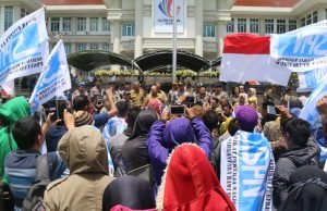 Ratusan Karyawan PT SRS Tuntut Hak Pekerja – Bupati Janji Bantu Mencarikan Solusi