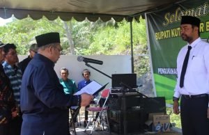 Jumari Resmi Dikukuhkan Jadi Pj Kades Persiapan Sekurau Atas