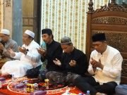 Pergantian Tahun, Ismu Pilih Dzikir Bersama – Ditemani Isteri dan Masyarakat di Masjid Az-Zikro