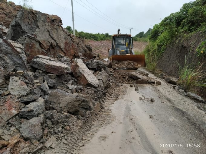 Pemkab Kutim Respon Cepat ! -Bersihkan Longsoran di Jalan Ranpul Km 18d