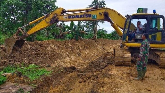Di Kaliorang, Satgas TMMD Lebarkan Parit - Agar Tak Merusak Jalan Penghubung Dua Desa