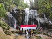 Agustusan di Air Terjun Narkata Kilometer 58, Sangatta Backpacker Bentangkan Bendera Raksasa