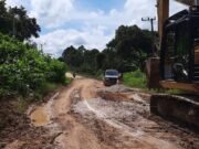 Dinas PU Kutim Turunkan Alat Berat Perbaiki Jalan Rusak di Sejumlah Titik