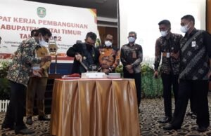 Buka Rakerbang – Bupati Kutim Dihadiahi Kejutan Kue Ultah
