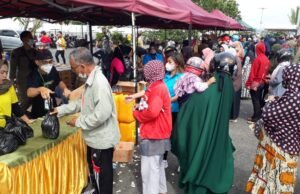 Rumah Wabup Kutim Diserbu Ribuan Warga Sangatta – Distribusi Minyak Goreng Harga Normal