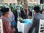 Jadi Saksi Nikah, Bupati Kutim Serahkan KTP-el Status Baru Kepada Pengantin