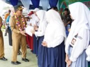 Bupati Kutim Apresiasi PT Bayan Resources – Salurkan Beasiswa Untuk Puluhan Siswa Muara Ancalong