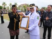 Inovasi Kampung Beragam, Antarkan Hasdiah Terima Piagam Penghargaan Bupati Kutim