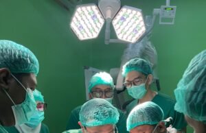 Pendampingan Operasi dan Mini Simposium Bedah Saraf di RSUD Kudungga