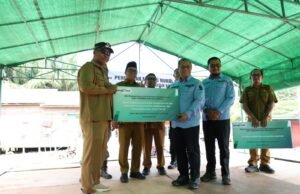 Dukung Pemkab Kutim, Indexim Serahkan Bantuan Air Bersih Desa Baay dan Pengadan